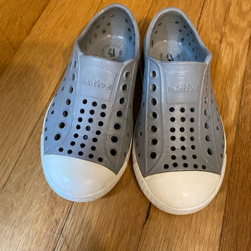 Native shoes size 8 gray